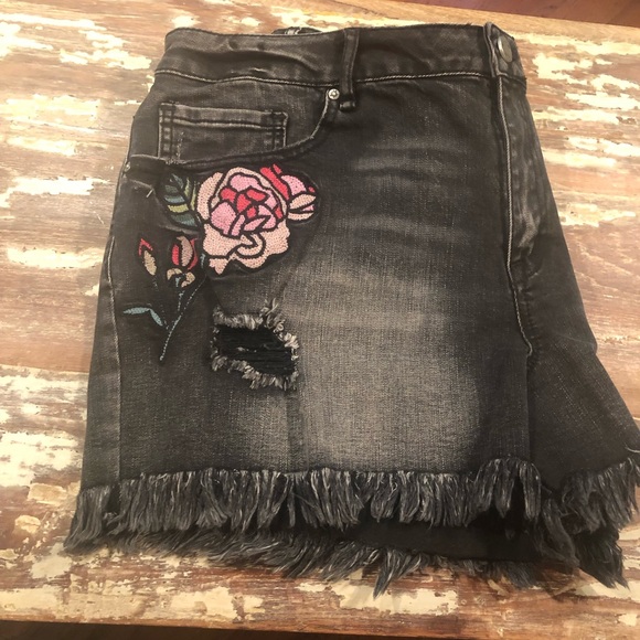 William Rast Black Denim Embroidered Shorts Size 6 - Picture 7 of 7